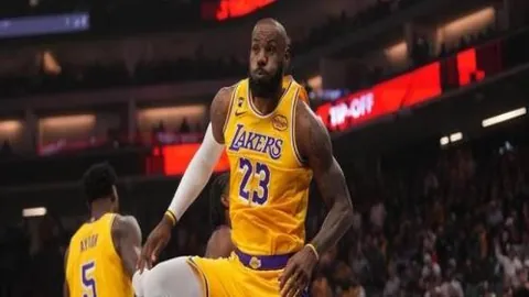 德国媒体曝光：科隆球迷操控遥控车入侵球场，抗议德甲外资干预决策