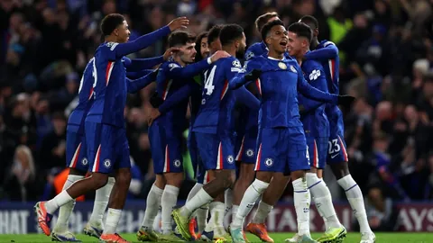 “湖人击败掘金，詹姆斯与约基奇友好交流”