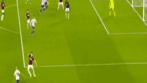 皇马官方确认库尔图瓦门将合同延长至2026年